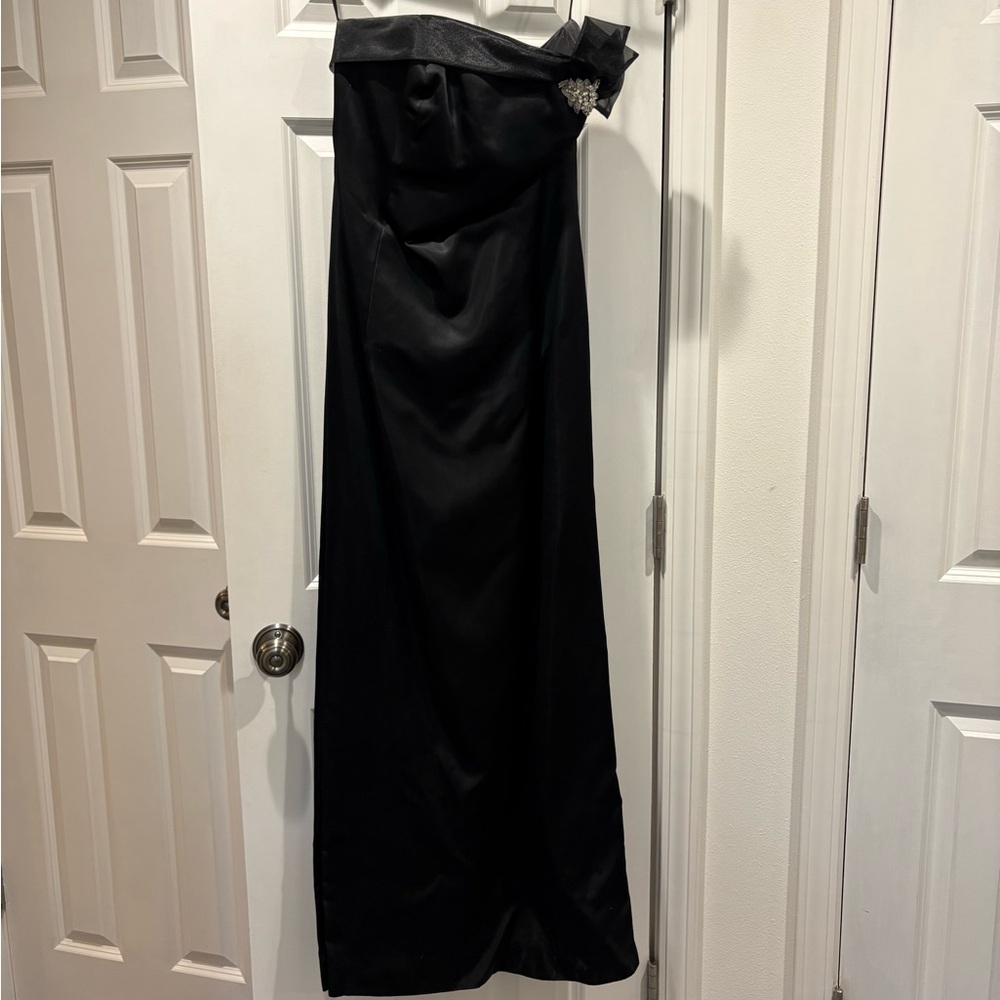 Black Strapless Evening Gown with Decorative Brooch